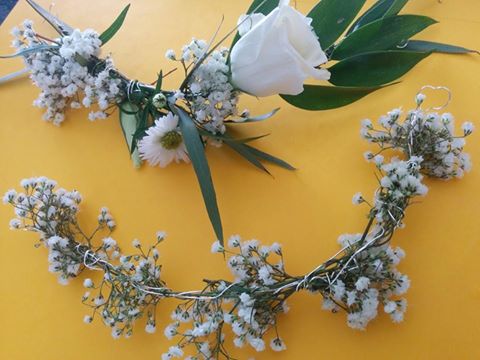 Les broches de fleurs réalisées par la fleuriste avant mon essai coiffure :-)